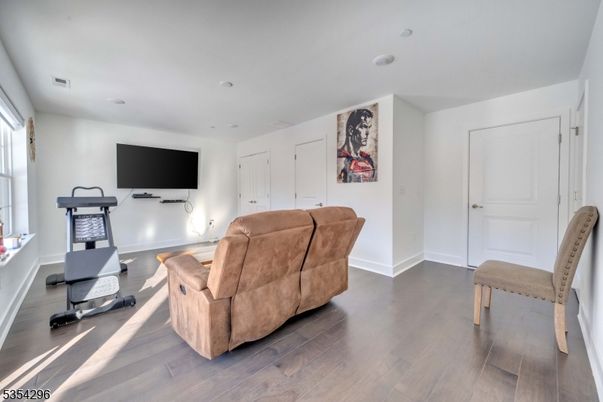 Fitness Equipment, Interior, Living room, Recessed Lighting, Wood Texture Flooring