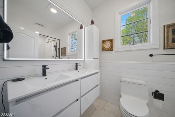 Bathroom, Interior, Marble, Recessed Lighting