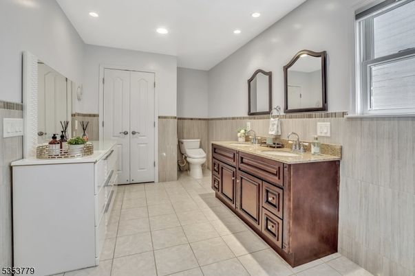 Bathroom, Dual Sink Vanities, Interior, Recessed Lighting