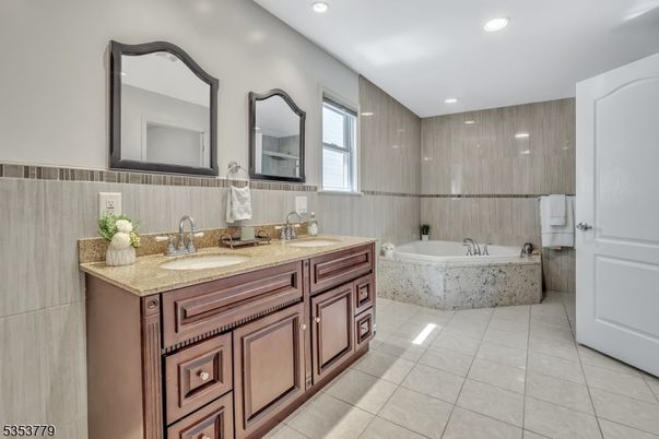 Bathroom, Dual Sink Vanities, Interior, Recessed Lighting