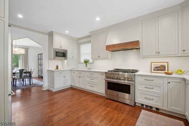 Chandelier, Dining room, Interior, Kitchen, Pendant Lights, Recessed Lighting, Stainless Steel Appliances, Wood Texture Flooring
