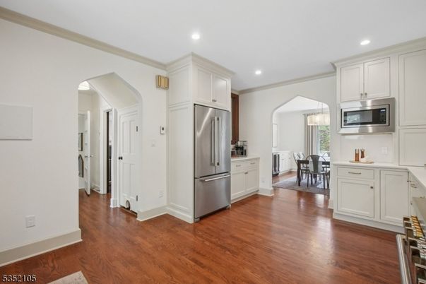 Dining room, Interior, Kitchen, Pendant Lights, Recessed Lighting, Stainless Steel Appliances, Wood Texture Flooring