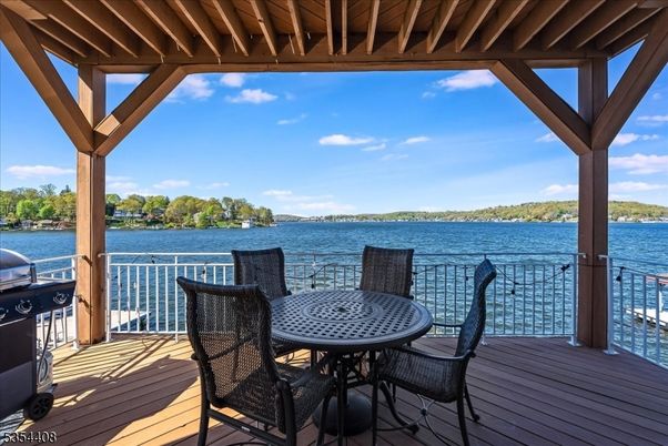 Exterior, Lake