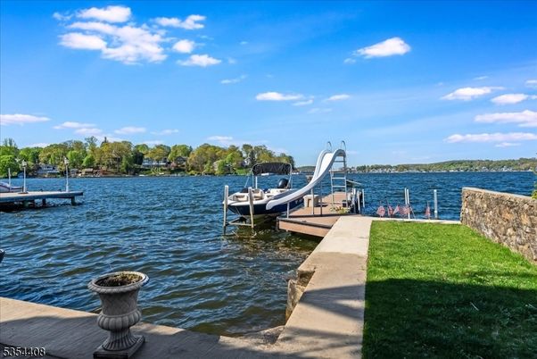 Exterior, Lake