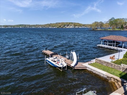 Exterior, Lake