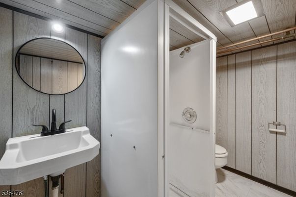 Bathroom, Interior, Marble, Recessed Lighting
