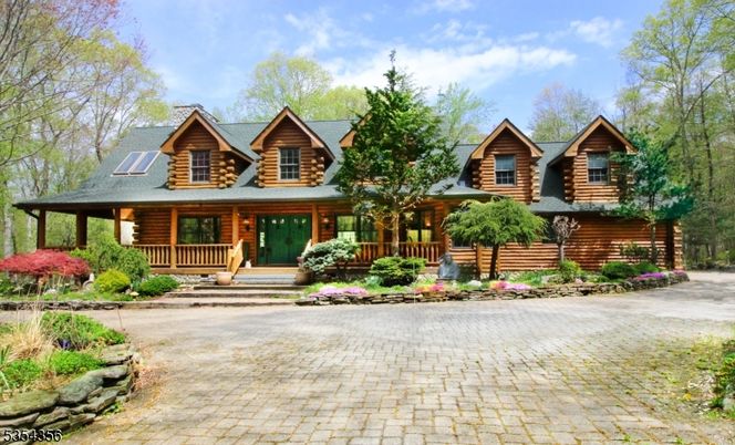 Exterior, Facade, Log Home