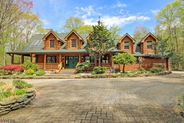Exterior, Facade, Log Home