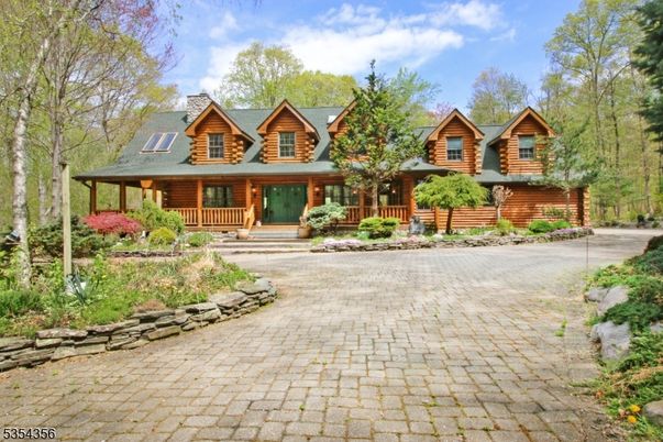 Exterior, Facade, Log Home