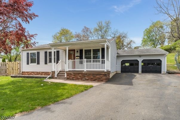 Attached, Exterior, Facade, Cape Cod