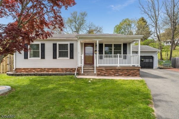 Attached, Exterior, Facade, Ranch