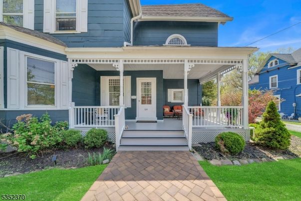 Exterior, Facade, Queen Anne Victorian