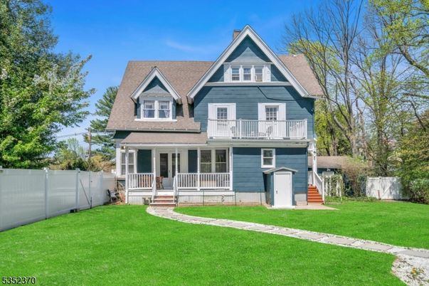 Backyard, Exterior, Facade, Queen Anne Victorian