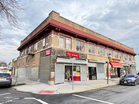 Exterior, Facade, Brick Facade, Chicago School
