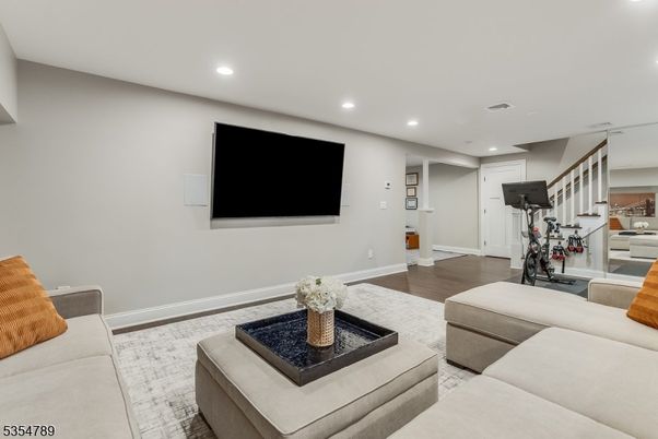 Fitness Equipment, Interior, Living room, Recessed Lighting, Wood Texture Flooring