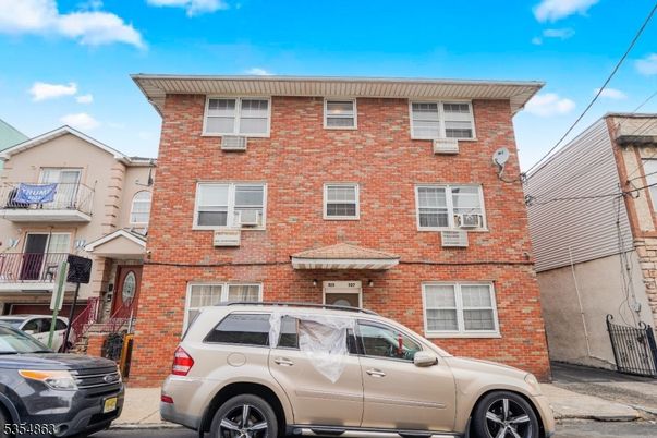 Exterior, Facade, Brick Facade, Rowhouse