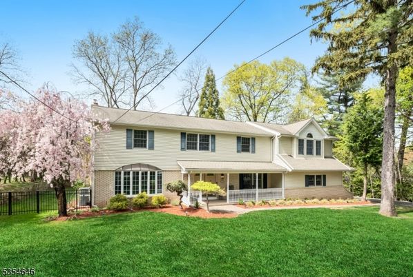 Backyard, Exterior, Facade, Raised Ranch
