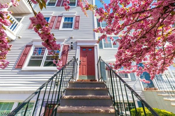 Exterior, Facade, Queen Anne Victorian