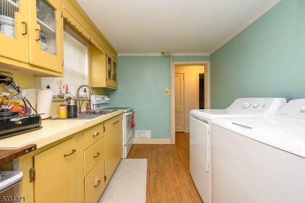 Interior, Washer, Wood Texture Flooring