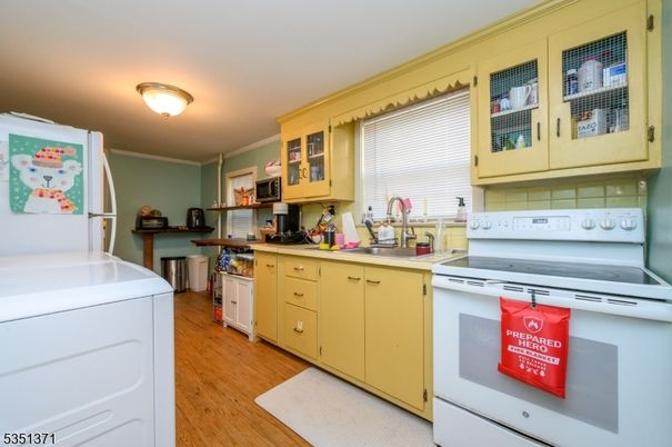 Interior, Kitchen, Washer, Wood Texture Flooring