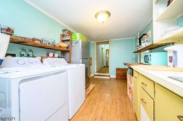 Interior, Washer, Wood Texture Flooring