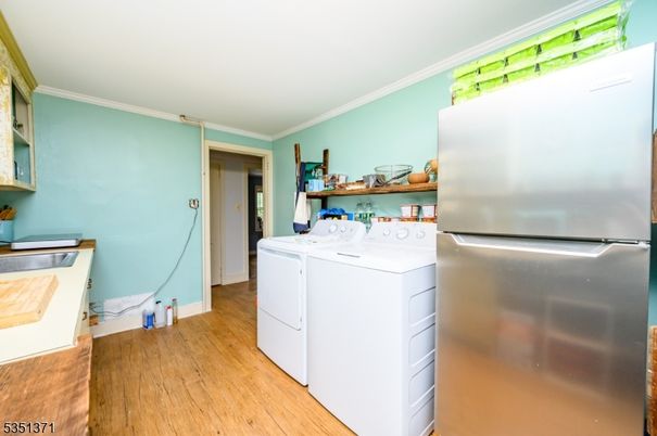 Interior, Washer, Wood Texture Flooring