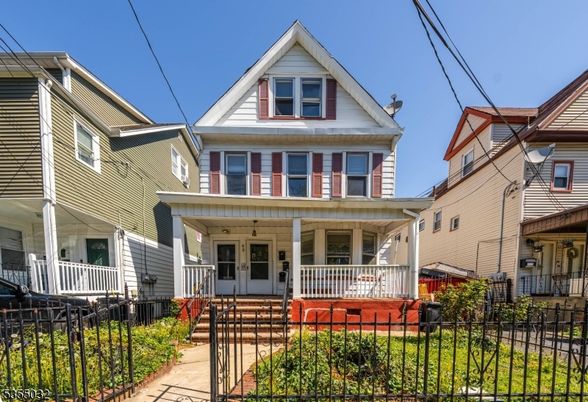 Exterior, Facade, Queen Anne Victorian