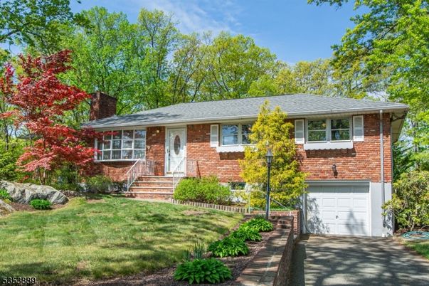 Attached, Exterior, Facade, Brick Facade, Raised Ranch