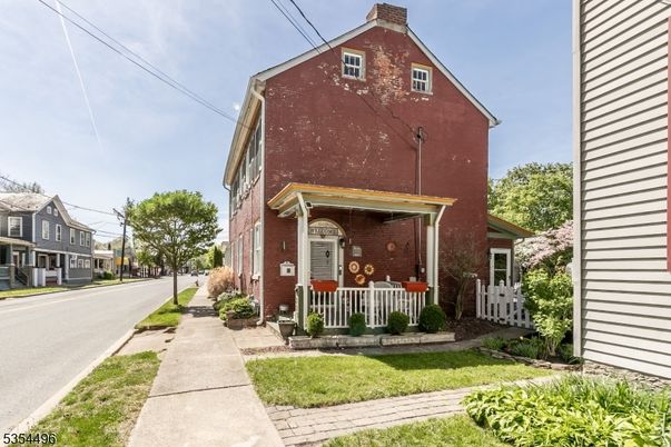 Exterior, Facade, Brick Facade, Queen Anne Victorian