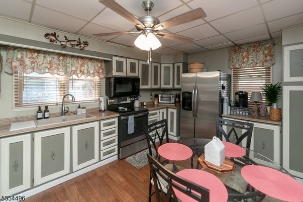 Dining room, Interior, Kitchen, Stainless Steel Appliances, Wood Texture Flooring