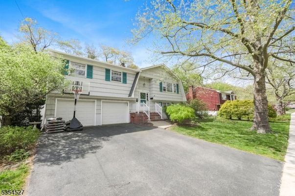 Attached, Exterior, Facade, Brick Facade, Raised Ranch