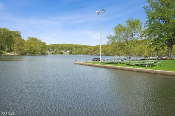 Exterior, Lake