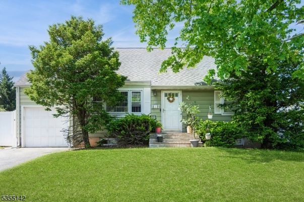 Attached, Exterior, Facade, Cape Cod
