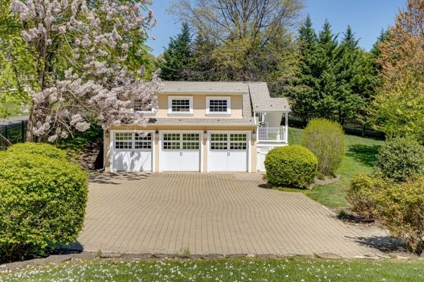 Attached, Exterior, Facade, Cape Cod
