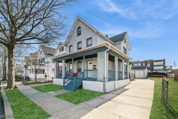 Backyard, Exterior, Facade, Queen Anne Victorian