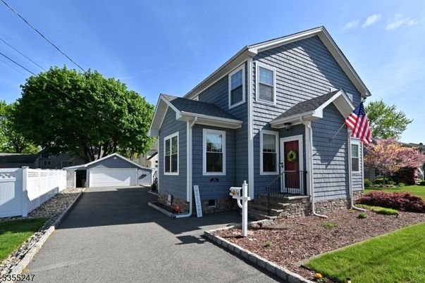 Exterior, Facade, Queen Anne Victorian