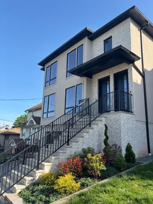 Exterior, Facade, Modern