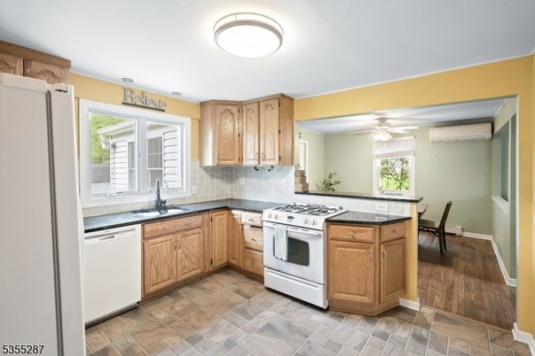 Dining room, Interior, Kitchen, Stainless Steel Appliances, Wood Texture Flooring