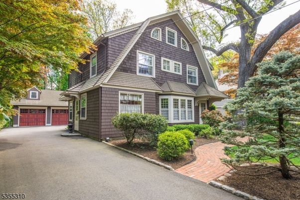 Attached, Exterior, Facade, Queen Anne Victorian