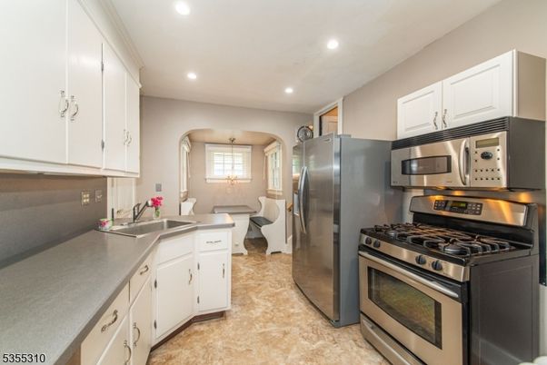 Dining room, Interior, Kitchen, Pendant Lights, Recessed Lighting, Stainless Steel Appliances