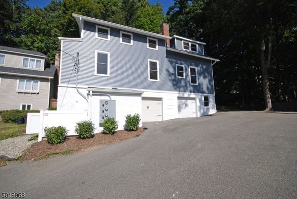 Attached, Exterior, Facade, American Foursquare
