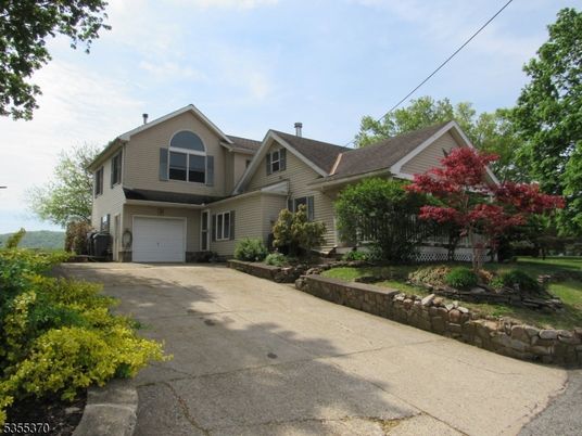 Attached, Exterior, Facade, American Craftsman