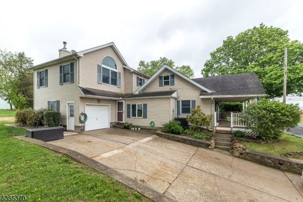 Attached, Exterior, Facade, Farmhouse