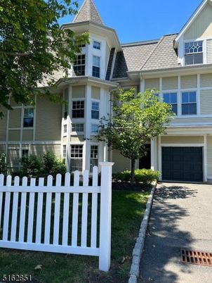 Attached, Exterior, Facade, Queen Anne Victorian