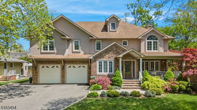 Attached, Exterior, Facade, American Craftsman