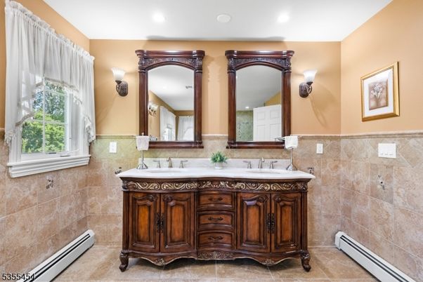 Bathroom, Dual Sink Vanities, Interior, Recessed Lighting