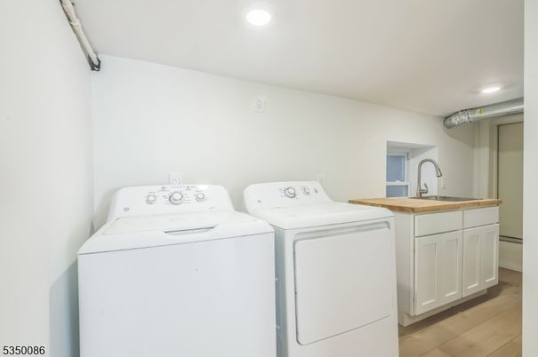 Interior, Recessed Lighting, Washer, Wood Texture Flooring