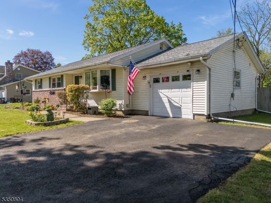 Attached, Exterior, Facade, Cape Cod