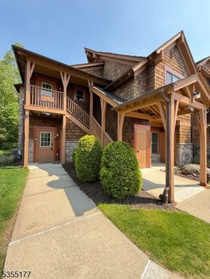 Exterior, Facade, Log Home