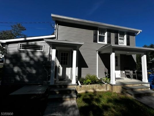 Exterior, Facade, Modern